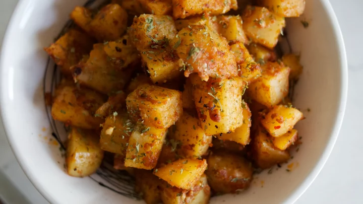 batata harra, how to make batata harra, batata harra recipe, lebanese spicy potatoes, how to make lebanese spicy potatoes, garlic chilli potatoes, lebanese spicy potatoes recipe, recipe batata harra,