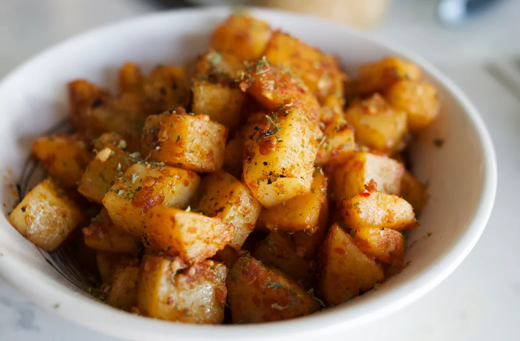 batata harra, how to make batata harra, batata harra recipe, lebanese spicy potatoes, how to make lebanese spicy potatoes, garlic chilli potatoes, lebanese spicy potatoes recipe, recipe batata harra, 